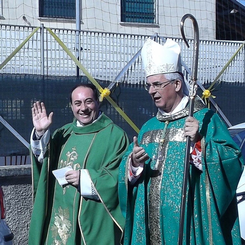 Don Davide Osio e il vescovo Antonio Napolioni.