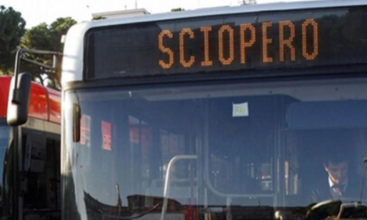 Bus con la scritta "Sciopero" sul dipslay frontale.