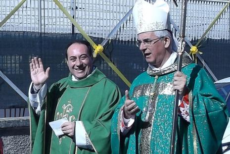 Don Davide Osio e il vescovo Antonio Napolioni.